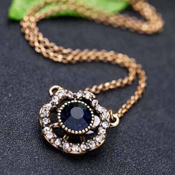 Cute Betsey Johnson alloy rhinestones necklace 🌺 - Picture 2 of 8